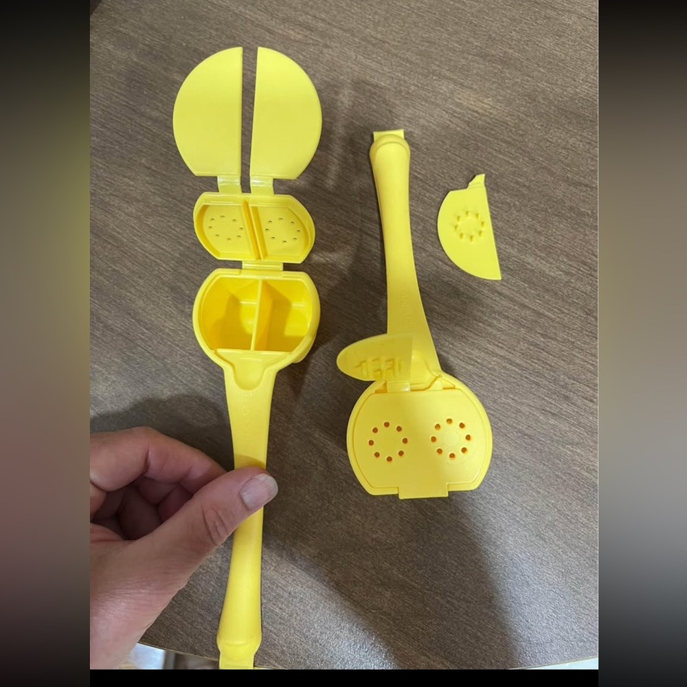 Tupperware butter up corn hugger and salt & pepper holders